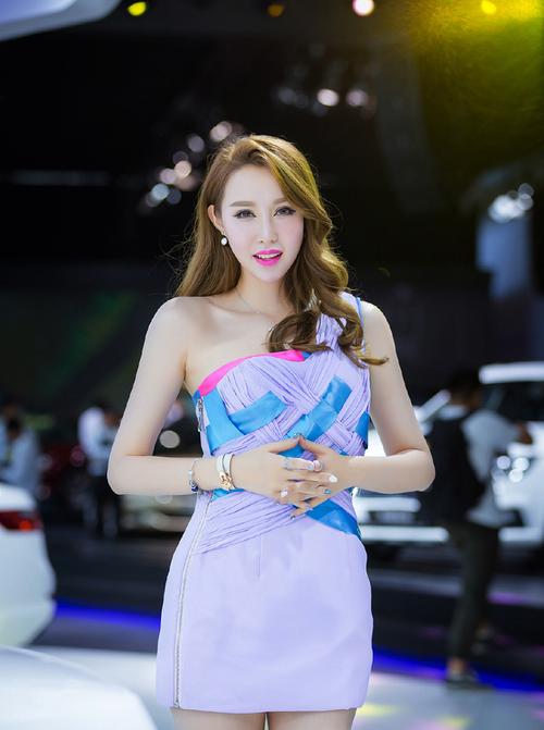 车模美女雯雯抹胸短裙车展活动性感图片