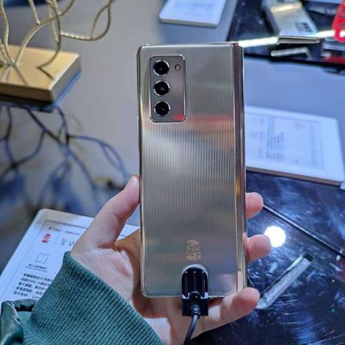 最贵折叠屏手机!中国电信联合三星推出 w21 5g,售价 19999 元