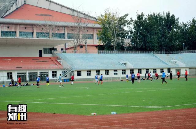 火车头体育场旁的庆丰街,复制了大多数铁路局子弟的标配生活