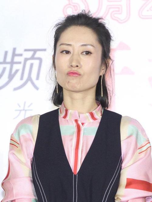 44岁刘敏涛又放飞自我?现身直播间大跳女团舞,身材窈窕表情亮眼