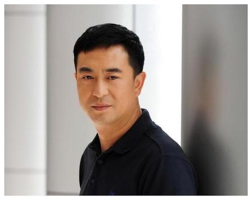 大气晚成代表,越演越红 70后大叔靠《急诊科医生》又在粉圈