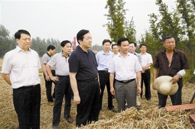 郭瑞民到息县罗山县检查"三夏"生产