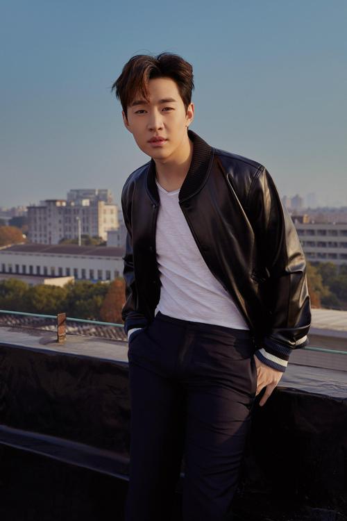 刘宪华出道12周年纪念日直播营业 "解忧式"教学欢乐不