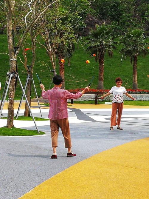 公园里锻炼的大妈