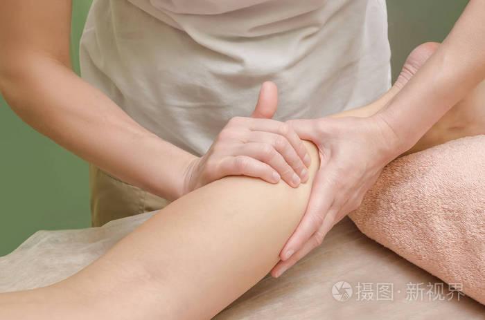 放松对女性腿部 (腿小腿) 的专业按摩