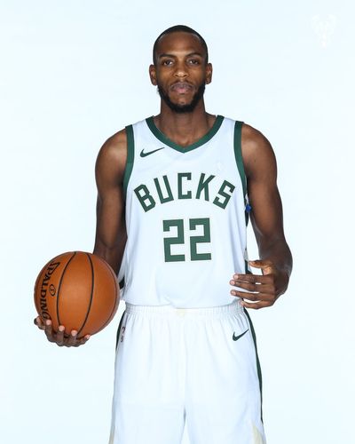 关键球先生!雄鹿官方晒米德尔顿定妆照为新赛季预热