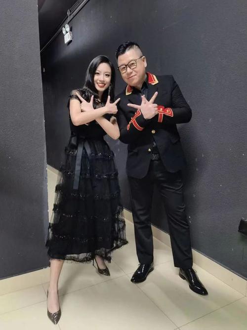 3年演出200多场!伍珂玥中国好声音舞台夺冠,深晚专访其任课教师