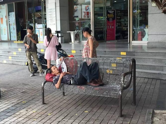 【大人纵容小孩儿随地大小便】