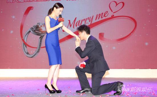 沙溢跪地求婚再获芳心 胡可甜蜜秀钻戒