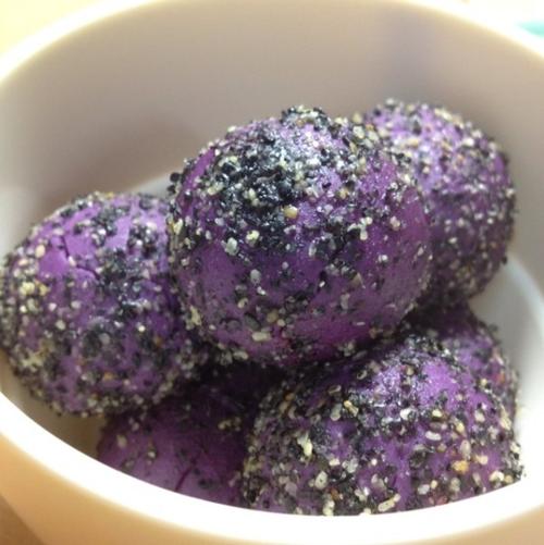  p>微波炉紫薯球是一道菜品,主料是紫薯,糯米粉,糖,辅料是牛奶,黑芝麻