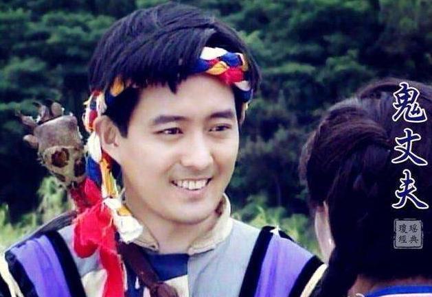 56岁"鬼丈夫"李志希近照,55岁读硕士,空姐妻子生仨娃仍绝美