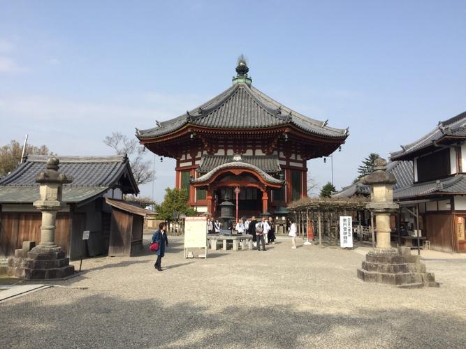 历经多年的修建,兴福寺当前保有2座佛塔,分别是三重塔和五重塔.