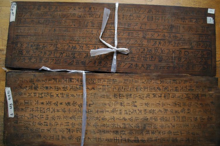 历史上,傈僳族其实是没有自己的文字的,都是靠口耳相传(如他们的创世