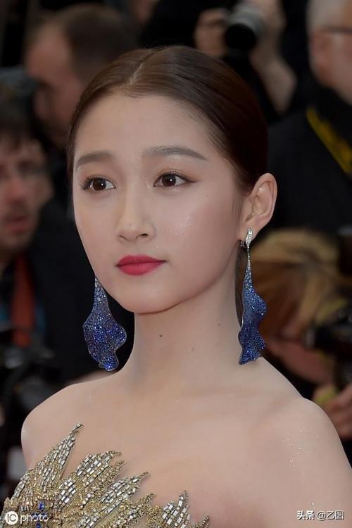 关晓彤的胸部撑开(关晓彤现身戛纳红毯)