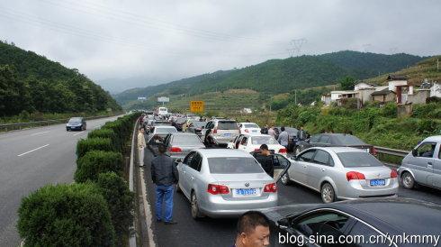 10月2号,云南昆楚高速公路上出城方向因为前方隧道同时发生四起多车