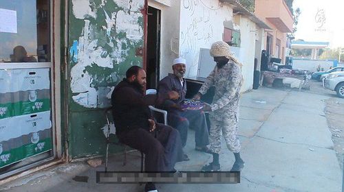 利比亚is恐怖分子给当地居民发糖果.