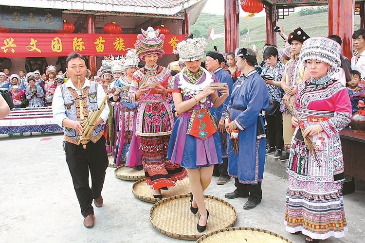 当地苗族同胞身着节日盛装,吹着芦笙,跳着欢快的舞蹈,喜迎海外的苗族
