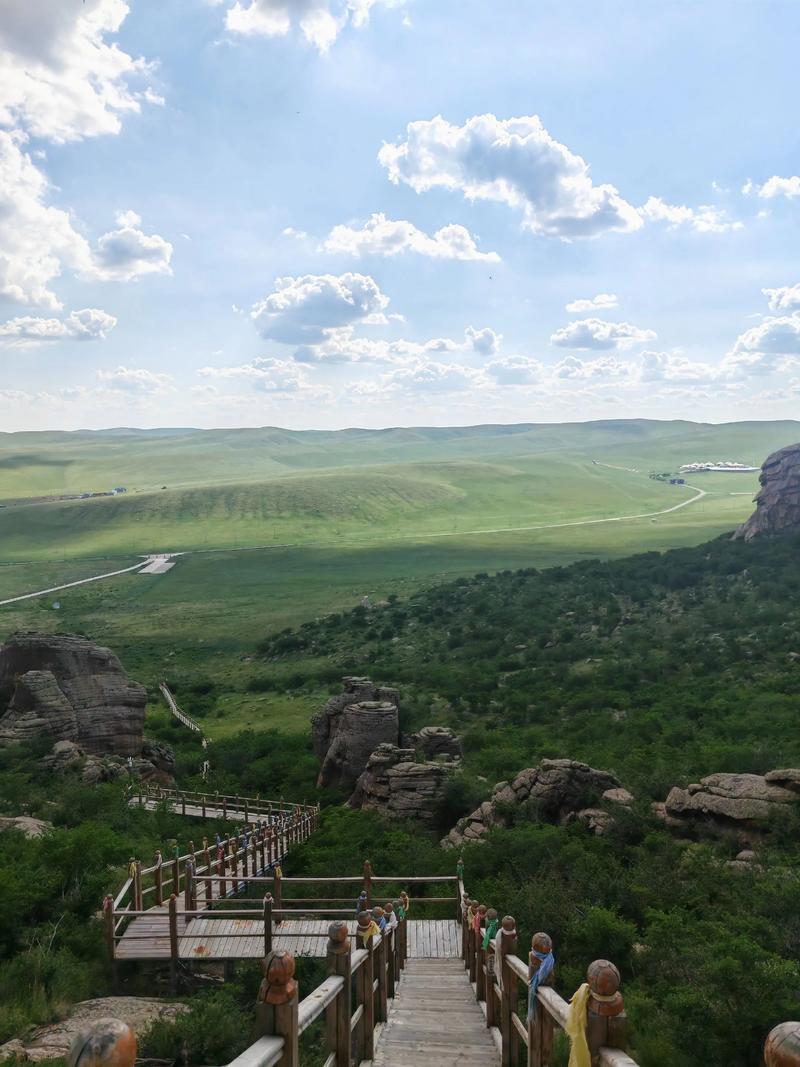 草原的辽阔,蓝天白云如期而至,东乌珠穆沁旗乌里雅斯太山被称