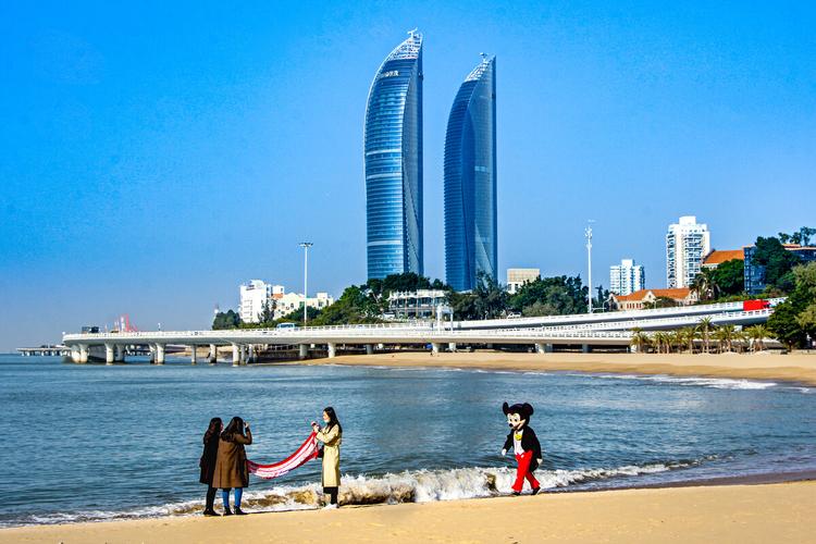 厦门海滩寻找浪漫的米老鼠