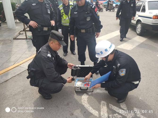 9时50分,检查体育路城关派出所巡逻车辆.
