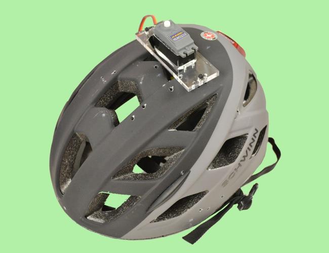 第2步:组装头盔3 x 8"木钉杆2 x 9v电池1 x自行车头盔3 x 2.