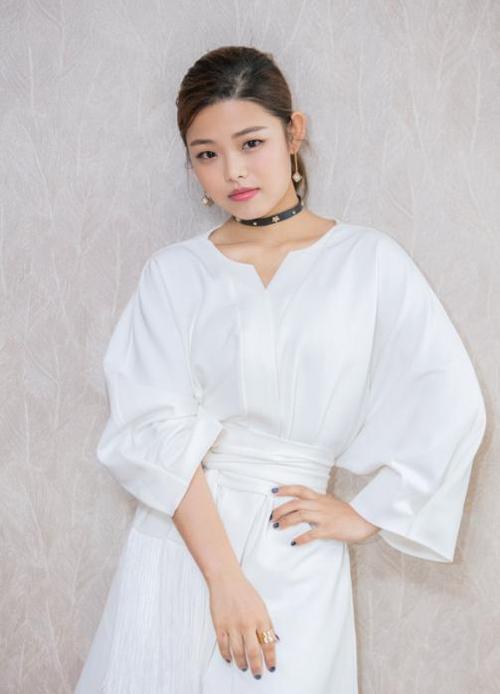 同样是童星,王莎莎被赞关晓彤却相反,网友:看清自己位置很重要