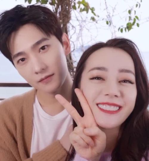 迪丽热巴和杨洋自拍造势,你是我的荣耀,出场的镜头真美