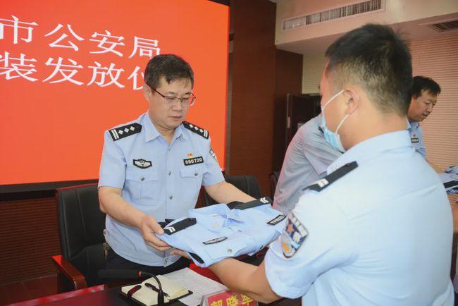 仪式上,局党委委员,政工室主任叶仕孝带领大家学习了《公安机关人民