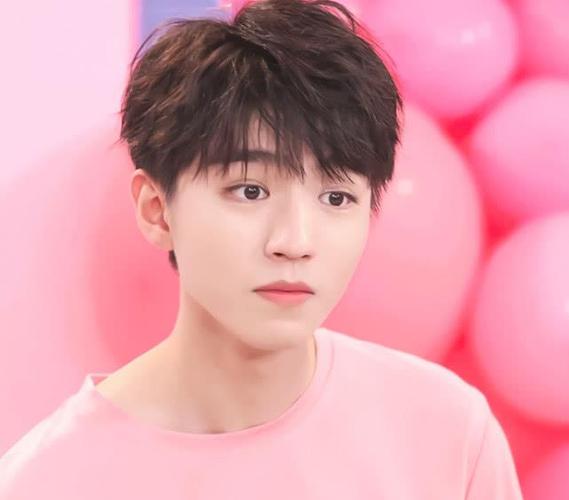 有种无奈叫王俊凯,被迫用"双眼皮贴",眼神软萌秒变15岁!