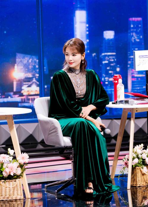 2019秋冬走秀款闪钻装饰天鹅绒高领礼服优雅录制热播综艺"跨界歌王"