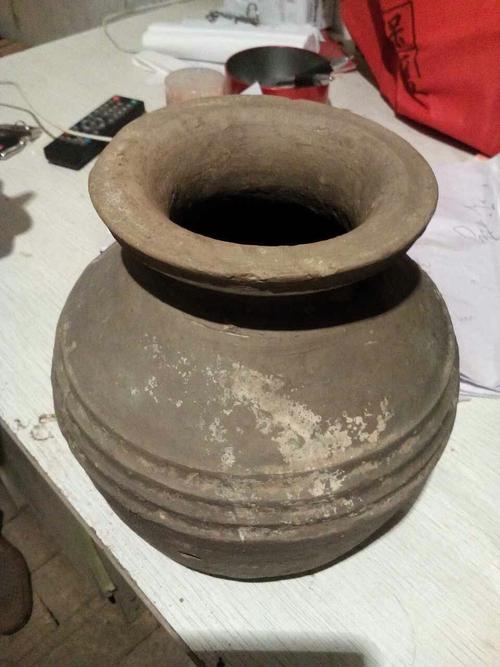 从石墓里挖出来一个没有造型的罐子,是个青色的陶罐子