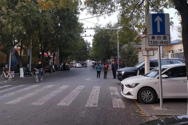 这些单行线路口都安装了电子警察设备,抓拍违法闯单行线的车辆.