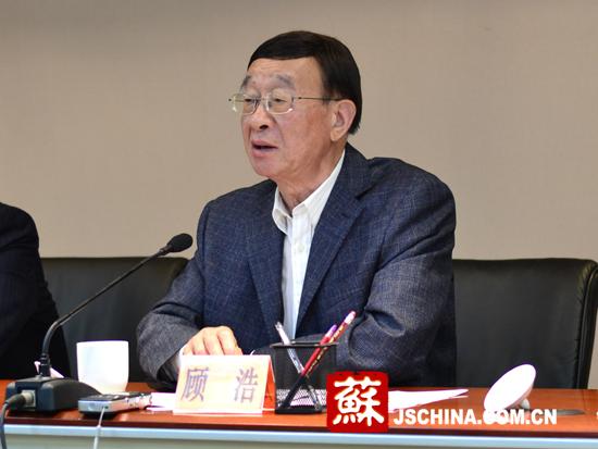 江苏省委原副书记,省政协昆评室名誉主任,省昆剧研究会名誉会长顾浩.
