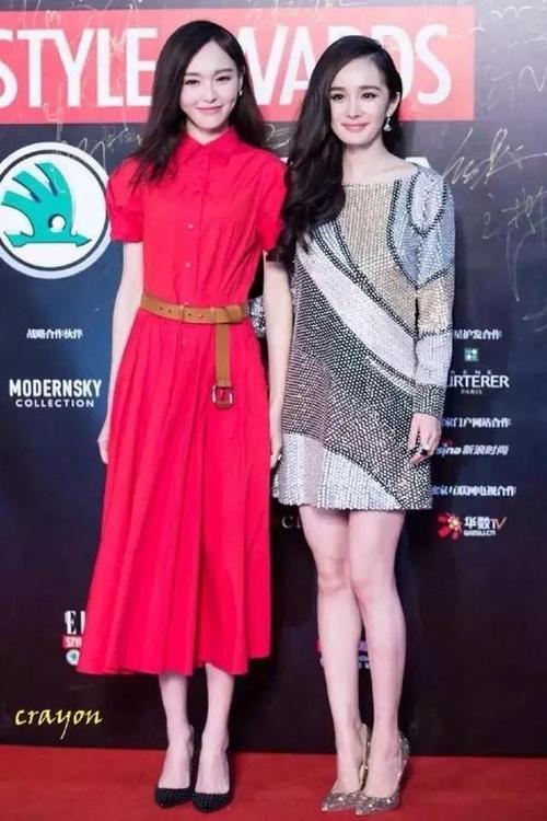 否则会暴露身高~ 凯凯好像比唐嫣高那么一点点 姐妹花杨幂也被比下去