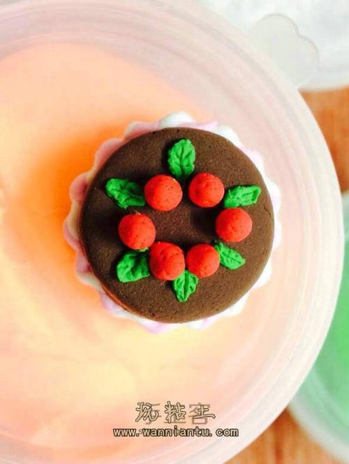 超轻粘土做的草莓巧克力生日蛋糕