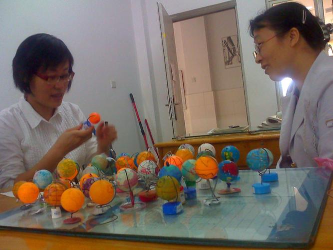 初一年级"小地球仪制作"比赛优胜者开秀了