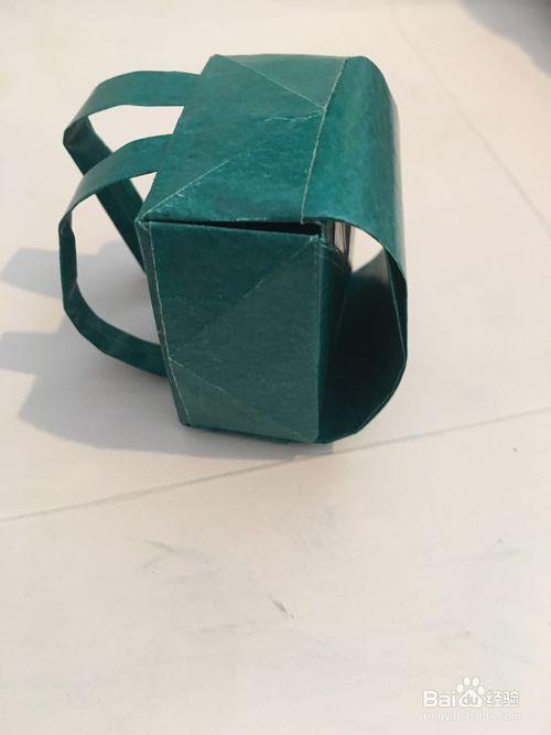 一个精美的小背包怎样用彩纸折叠