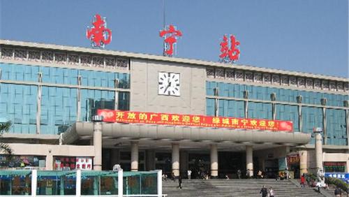 广西南宁火车站4岁女童坠落,目击者:神经病扔下去的!