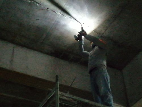 楼层填充墙砌块砖体备料2人; 4,地下室顶板渗漏处注浆防水修补处理2人