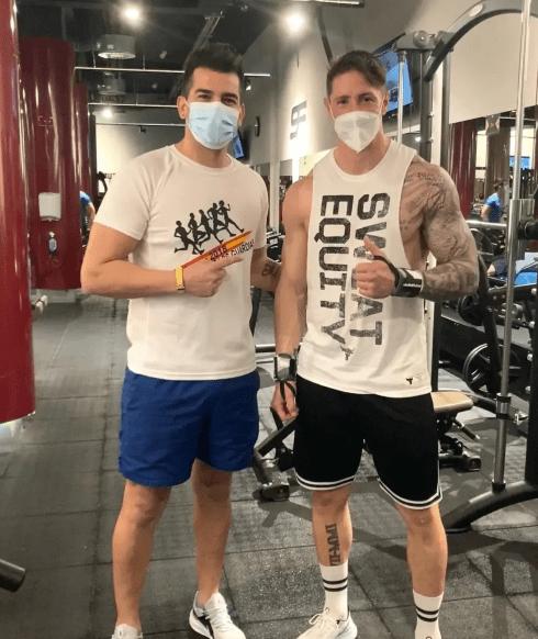 托雷斯与球迷合照曝光!活力满满,退役后麒麟臂逐渐放飞自我