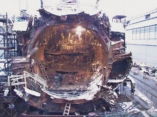 打捞上来的库尔斯克号残骸