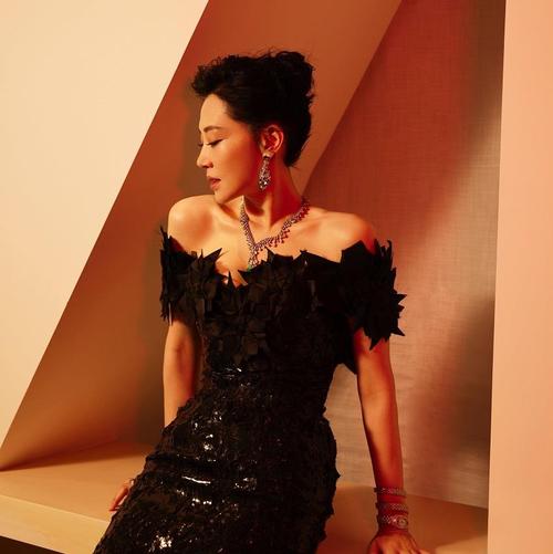 许晴52岁状态,身段婀娜多姿美貌在线,"冻龄"效果堪比防腐剂