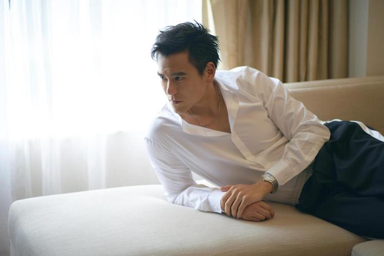 5k彭于晏白色衬衫超高清壁纸