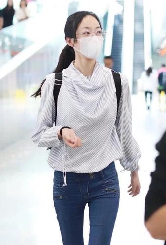 韩雪的裤子也太紧了吧,真不知道她是怎么穿下去的?看着好勒