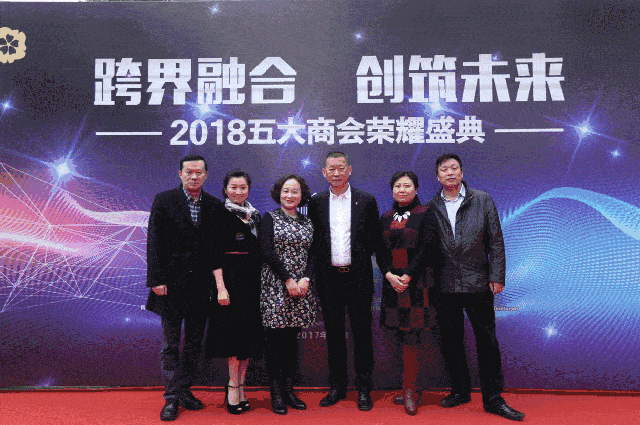01 荣耀时刻  会上,中篮公司袁总为成都体育产业商会会长赵瑜先生