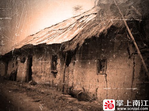 记忆中的茅草屋 屋外大雨屋内小雨