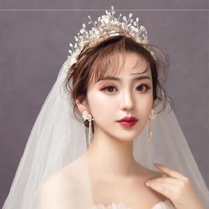 穿精致蕾丝花边裙的新娘子