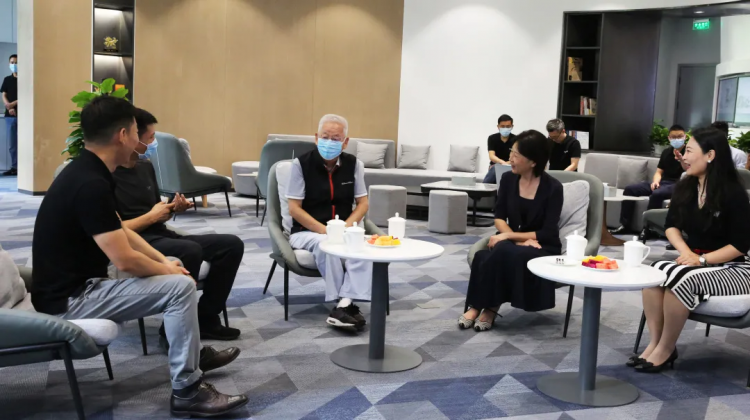 和华外科ceo张长勇及锋创科技园董事长张寒燕等陪同左右