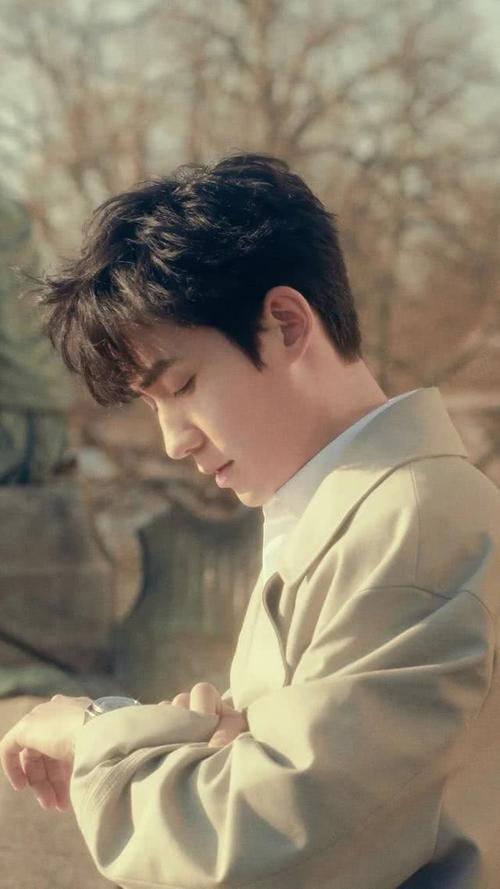 一组朱一龙高清美图:认真拍摄照片的拢龙,非常有型!