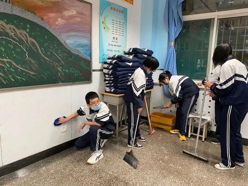 漪汾校区初二年级班级大扫除